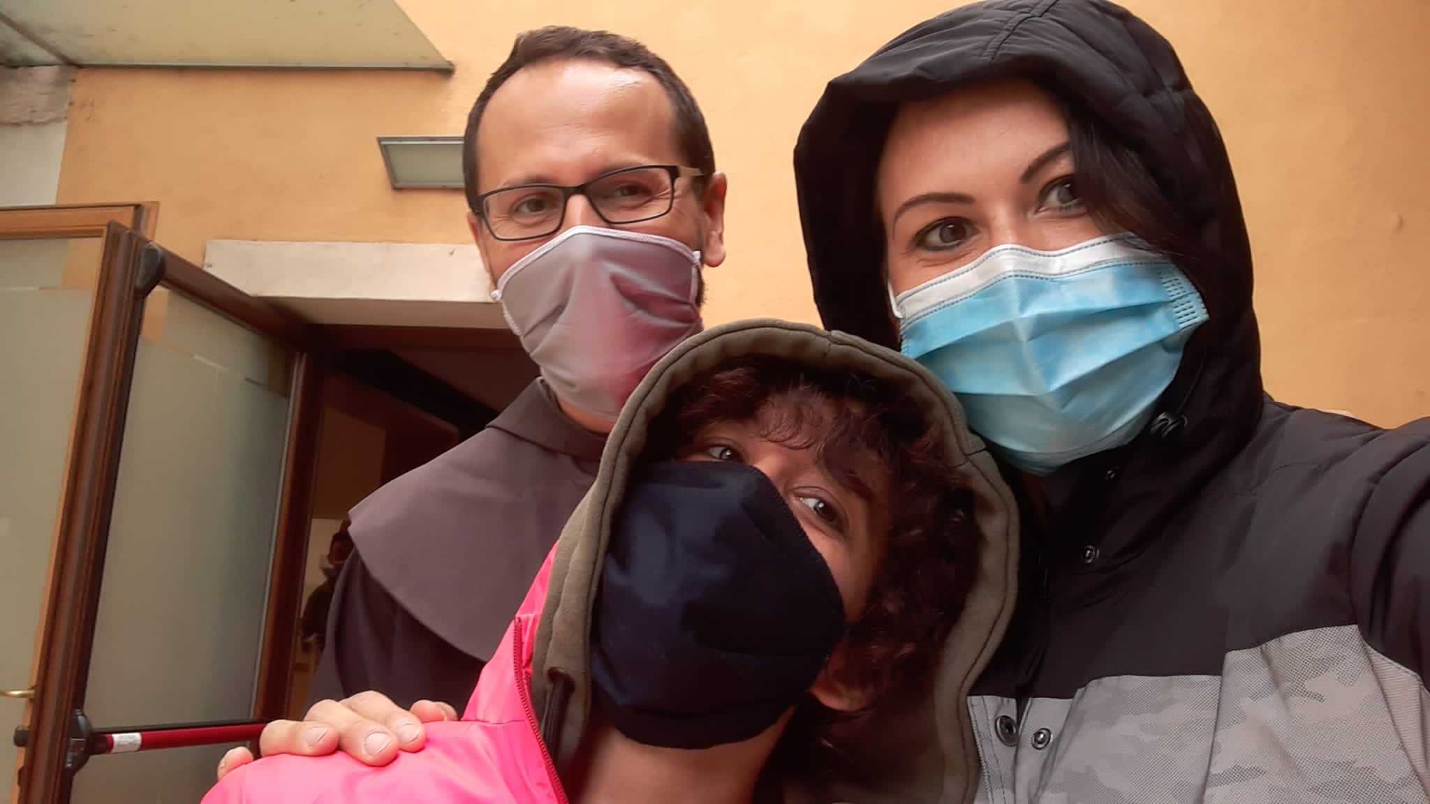 fr. francesco con volontari Alessandra e noemi